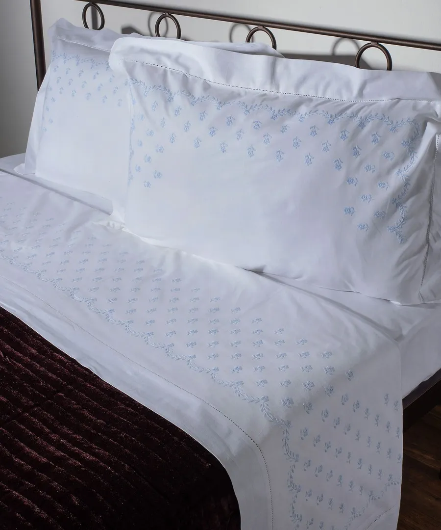 ΧΕΙΡΟΠΟΙΗΤΟ ΣΕΝΤΟΝΙ ΜΕ ΚΕΝΤΗΜΑ 2806B ΤΡΙΩΝ ΤΕΜΑΧΙΩΝ (180CM X 270CM) ΛΕΥΚΟ ΣΙΕΛ