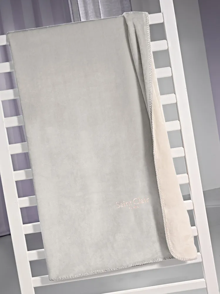 ΠΡΟΣΦΟΡΑ! Κουβέρτα Βρεφική Velvet Silver δύο όψεων + Δώρο Μαξιλαράκι Διακοσμητικό 