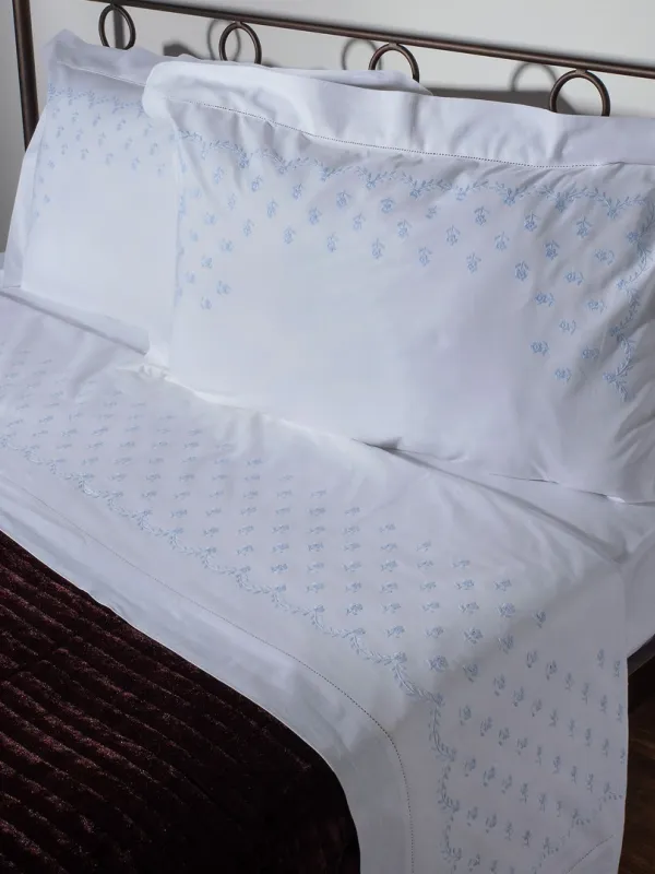 Προϊόν ΧΕΙΡΟΠΟΙΗΤΟ ΣΕΝΤΟΝΙ ΜΕ ΚΕΝΤΗΜΑ 2806B ΤΡΙΩΝ ΤΕΜΑΧΙΩΝ (180CM X 270CM) ΛΕΥΚΟ ΣΙΕΛ Εικόνα