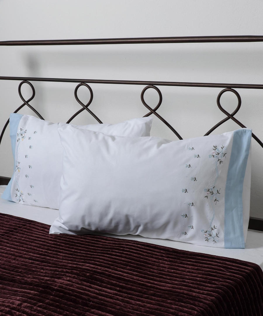 Βαμβακερή μαξιλαροθήκη με κέντημα 050 (46cm x 70cm) λευκό με σιέλ φάσα ζευγάρι
