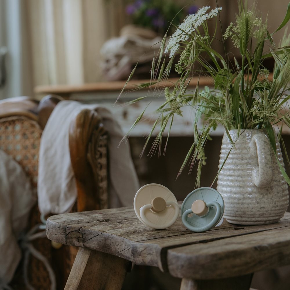 Σετ 2 Πιπίλες Σιλικόνης FRIGG Little Viking Sage/Cream 6-18 Μηνών